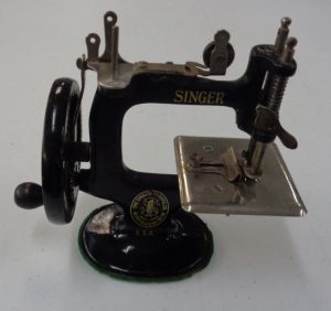 Singer Miniature Toy Sewing Machine - Model 20-1
